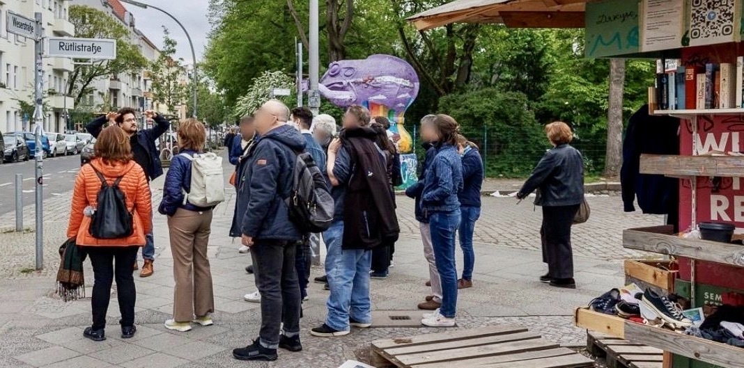 Gruppe bei einer Kieztour in der Rütlistraße in Berlin-Neukölln